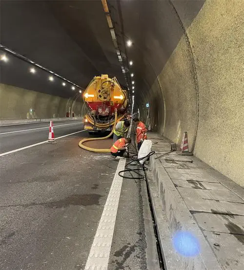 安定隧道排水渠清淤